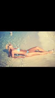 Elena Santarelli feet photo thumbnail