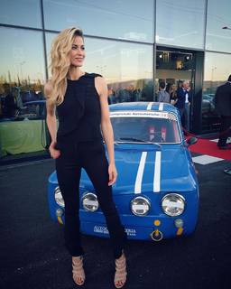 Elena Santarelli feet photo thumbnail