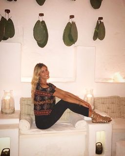 Elena Santarelli feet photo thumbnail