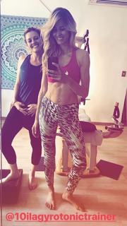 Elena Santarelli feet photo thumbnail