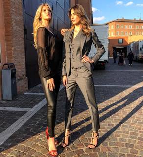 Elena Santarelli feet photo thumbnail