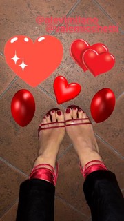 Elena Santarelli feet photo thumbnail