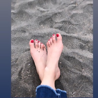 Elena Santarelli feet photo thumbnail