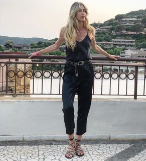 Elena Santarelli feet photo thumbnail