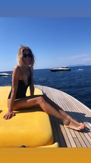 Elena Santarelli feet photo thumbnail