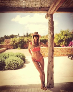 Elena Santarelli feet photo thumbnail