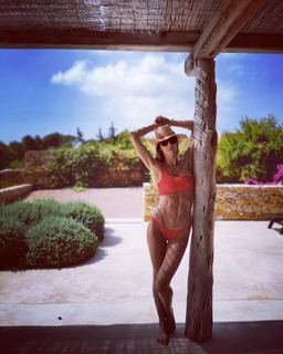 Elena Santarelli feet photo thumbnail