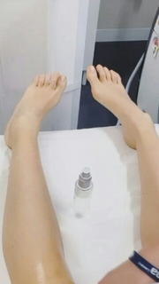 Elena Santarelli feet photo thumbnail