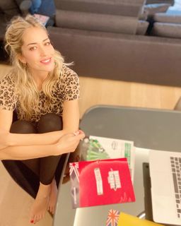 Elena Santarelli feet photo thumbnail