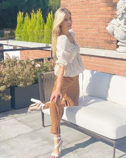 Elena Santarelli feet photo thumbnail