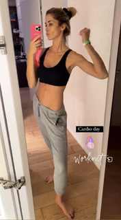 Elena Santarelli feet photo thumbnail
