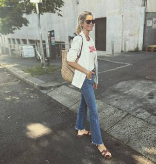 Elena Santarelli feet photo thumbnail