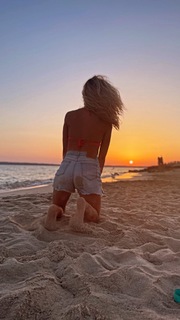 Elena Santarelli feet photo thumbnail