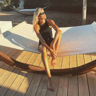 Elena Santarelli feet photo thumbnail