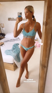 Elena Santarelli feet photo thumbnail