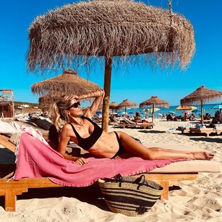 Elena Santarelli feet photo thumbnail