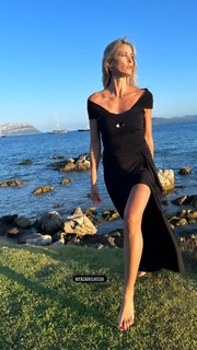 Elena Santarelli feet photo thumbnail