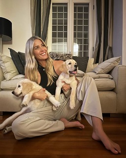 Elena Santarelli feet photo thumbnail