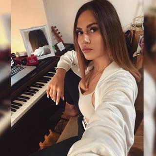 Elena Tsagrinou feet photo 4