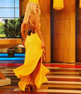Eleni Menegaki feet photo thumbnail