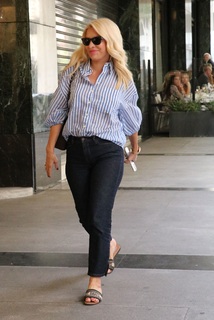 Eleni Menegaki feet photo thumbnail
