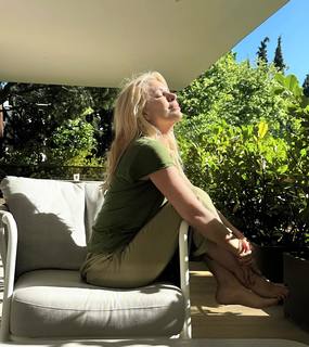 Eleni Menegaki feet photo thumbnail