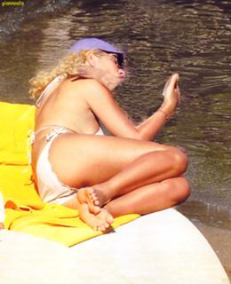 Eleni Menegaki feet photo thumbnail