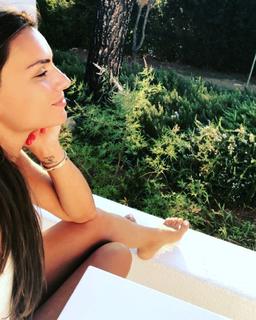 Eleni Tsolaki feet photo thumbnail