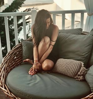 Eleni Tsolaki feet photo thumbnail