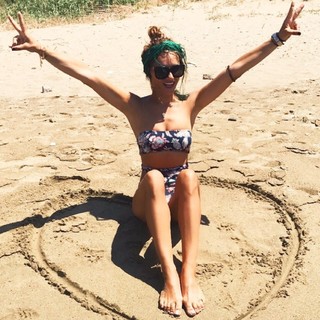 Eleni Tsolaki feet photo thumbnail