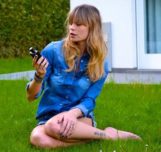 Elenoire Casalegno feet photo thumbnail