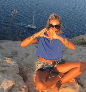 Elenoire Casalegno feet photo thumbnail