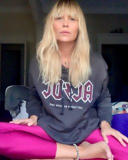 Elenoire Casalegno feet photo thumbnail