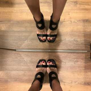 Eleonora Pedron feet photo thumbnail