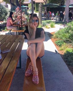 Eleonora Pedron feet photo thumbnail