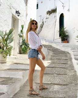 Eleonora Pedron feet photo thumbnail