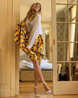 Eleonora Pedron feet photo thumbnail