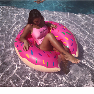 Elettra Lamborghini feet photo thumbnail