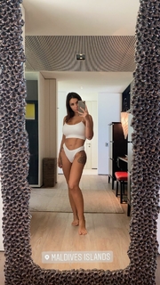 Elettra Lamborghini feet photo thumbnail