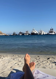 Elettra Lamborghini feet photo thumbnail