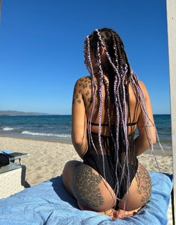 Elettra Lamborghini feet photo thumbnail