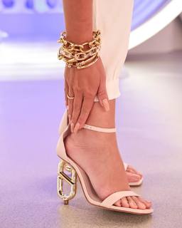 Eliana feet photo thumbnail