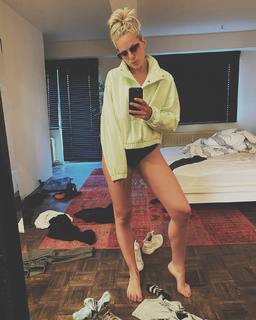 Eline De Munck feet photo 3