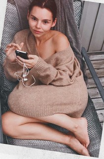 Eline Powell feet photo 1