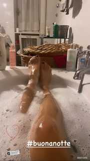 Elisa Isoardi feet photo thumbnail