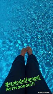 Elisa Isoardi feet photo thumbnail