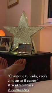 Elisa Isoardi feet photo thumbnail