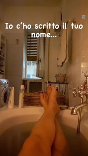 Elisa Isoardi feet photo thumbnail