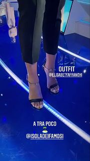 Elisa Isoardi feet photo thumbnail