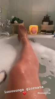 Elisa Isoardi feet photo thumbnail